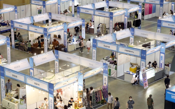 지난 26일 오후 부산 해운대구 벡스코에서 열린 '대한민국 동행세일 & 부산 브랜드페스타'에서 참가업체 부스가 거리를 두고 설치돼 있다. (사진=연합뉴스 제공)