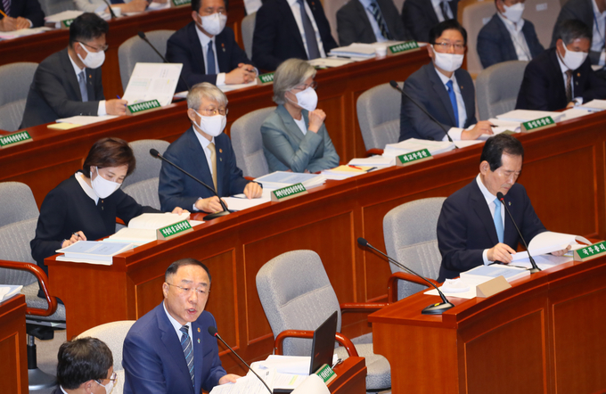 3차추경안 질의 답변하는 홍남기 경제부총리(사진=연합뉴스 제공)