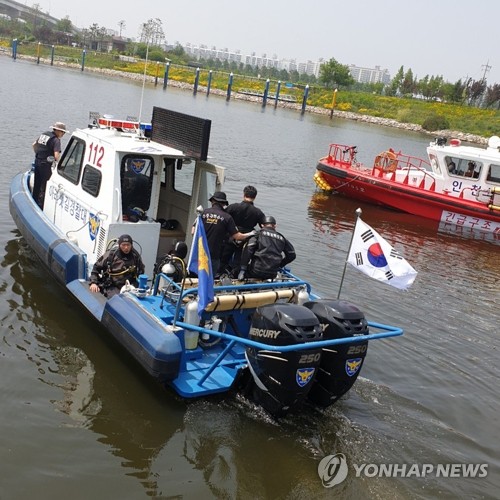 아라뱃길 수색하는 경찰 (사진=인천 계양경찰서 제공)