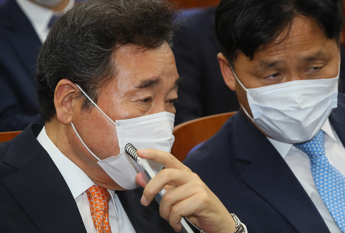 대화나누는 이낙연 김영진. (사진=연합뉴스 제공)