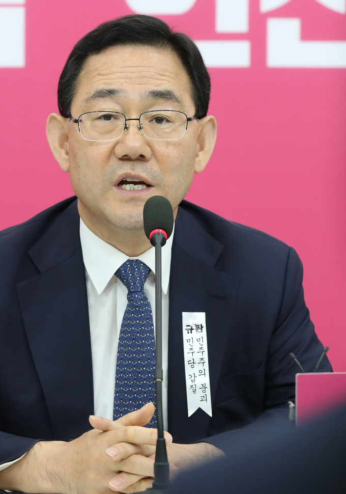 민주주의 붕괴 리본 단 통합당 주호영 원내대표(사진=연합뉴스 제공)