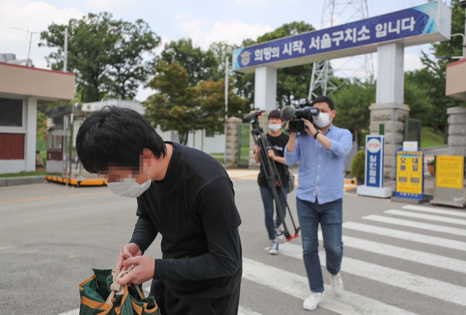 아동 성 착취물 거래 사이트 '웰컴투비디오' 운영자 손정우 씨가 6일 구치소에서 나오고 있다. (사진=연합뉴스 제공)