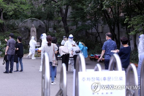  경기 고양시 덕양구 원당성당 교인 중에서 코로나19 확진자 3명이 나와 성당이 폐쇄된 후 7일 오후 미사 참석 교인들이 신속하게 전수조사에 응하고 있다. (사진=연합뉴스 제공)