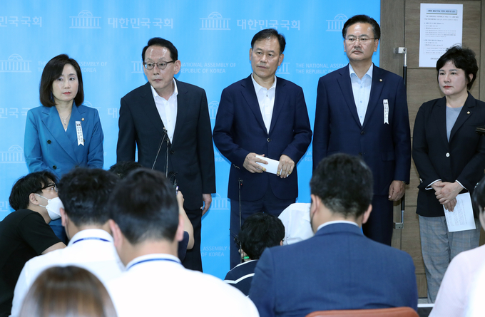 미래통합당 법사위원들이 기자들의 질문에 응담하고 있다.(사진=연합뉴스 제공)