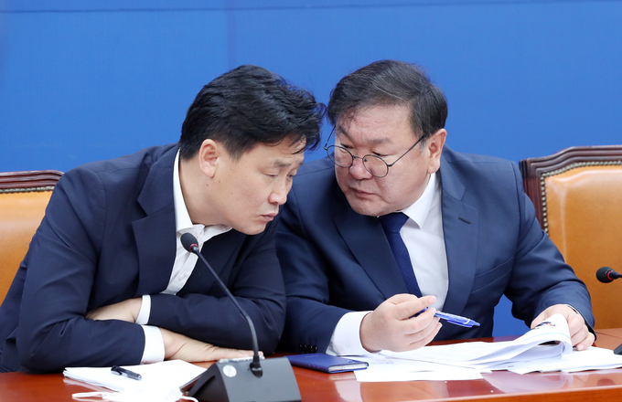 대화 나누는 김태년-김영진.(사진=연합뉴스)