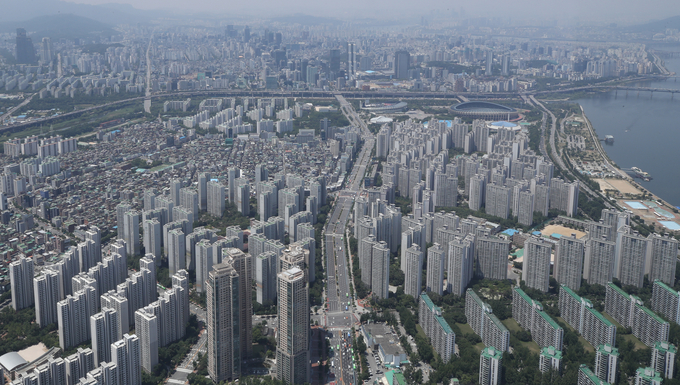 6.17 부동산 대책으로 토지거래허가제가 시행되고 있는 서울 송파구 롯데월드타워 전망대에서 바라본 잠실과 삼성동 일대. (사진=연합뉴스)