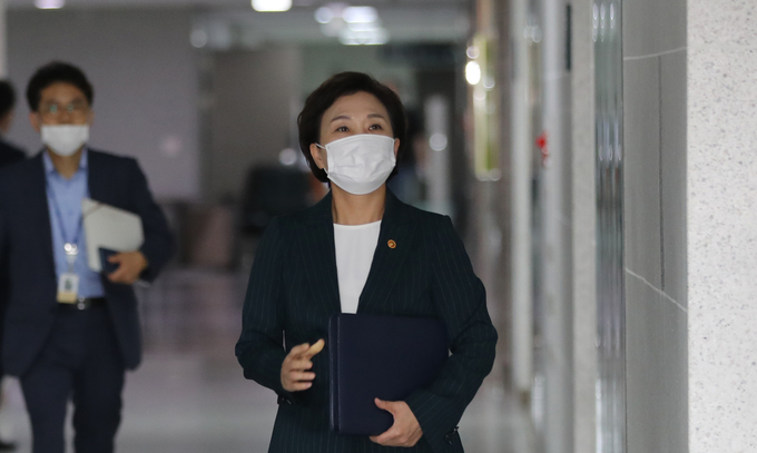 부동산 관련 당정 참석하는 김현미 국토교통부 장관.(사진=연합뉴스 제공)