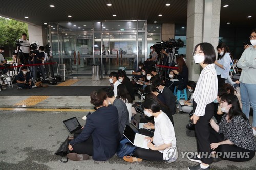 박원순 서울시장이 숨진 채 발견된 10일 오전 박 시장의 빈소가 마련될 예정인 서울 종로구 서울대병원 장례식장 앞에 취재진이 몰려 있다. (사진=연합뉴스 제공)