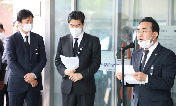 고 박원순 서울시장 장례절차 발표하는 박홍근 의원.(사진=연합뉴스 제공)