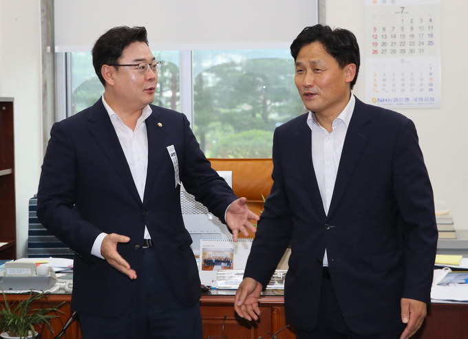 민주당 김영진·통합당 김성원 원내수석부대표가 13일 회동을 갖고 7월 임시국회 의사일정을 논의했다.(사진=연합뉴스 제공)