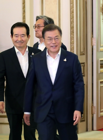 한국판 뉴딜 보고대회 참석한 문재인 대통령과 정세균 국무총리.(사진=연합뉴스 제공)
