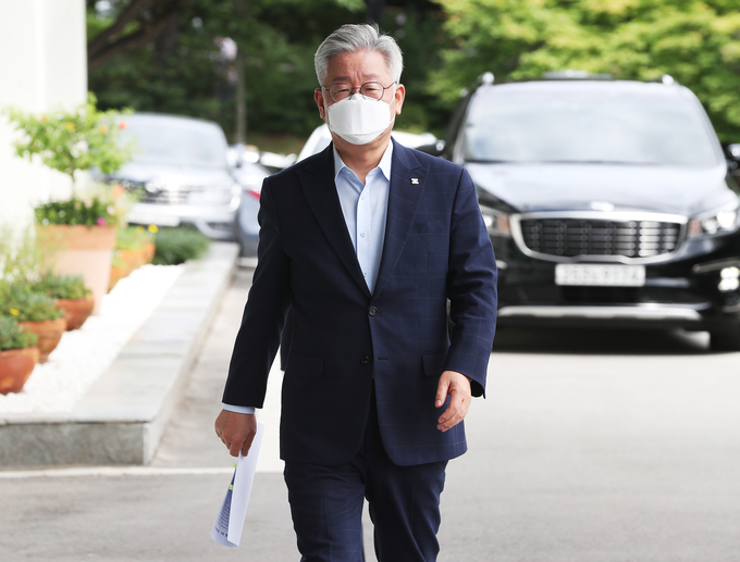 경기도청 들어오는 이재명 경기지사(사진=연합뉴스 제공)