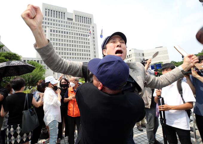 이재명 무죄 취지 파기환송에 환호하는 지지자들 (사진=연합뉴스 제공)