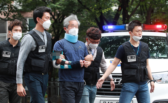 문재인 대통령에게 신발을 던져 체포된 정씨(57)가 19일 오후 영장실질심사를 받기 위해 서울남부지방법원으로 향하고 있다. (사진=연합뉴스 제공)