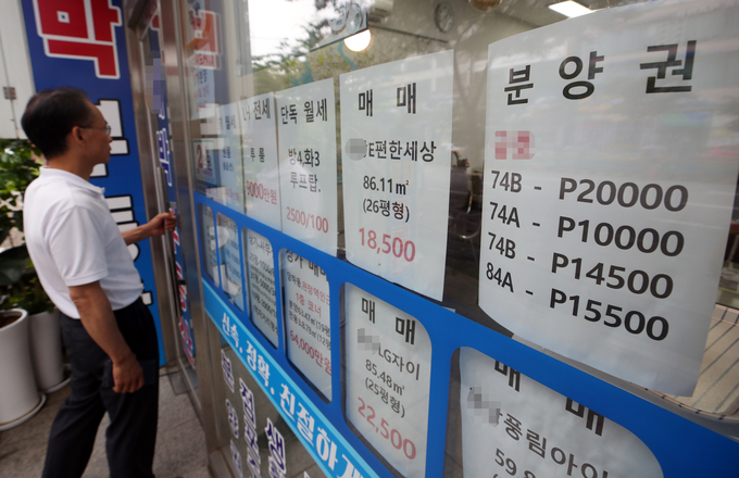 사진은 19일 인천의 한 신도시 인근 부동산중개업소의 분양권 프리미엄 금액 안내문. (사진=연합뉴스)