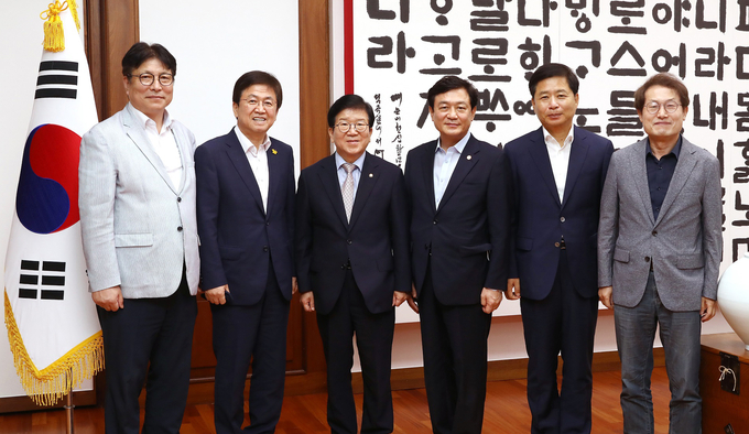 전국시도교육감협의회 최교진 회장과 임원단이 박병석 국회의장과 간담회를 마친 후 기념사진을 찍고 있다. (사진=연합뉴스 제공)