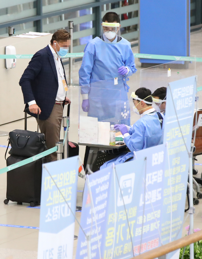 국내 코로나19 해외유입 신규 확진자 수가 33일째 두 자릿수를 기록한 가운데 28일 오전 인천국제공항에서 탑승객들이 입국장으로 나오고 있다. (사진=연합뉴스 제공)