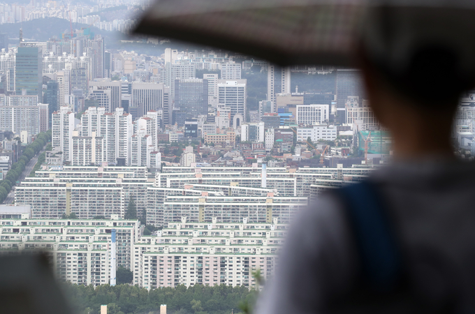 지난 28일 한 시민이 서울 강남구 대치·개포동 일대 아파트를 바라보고 있다. (사진=연합뉴스)