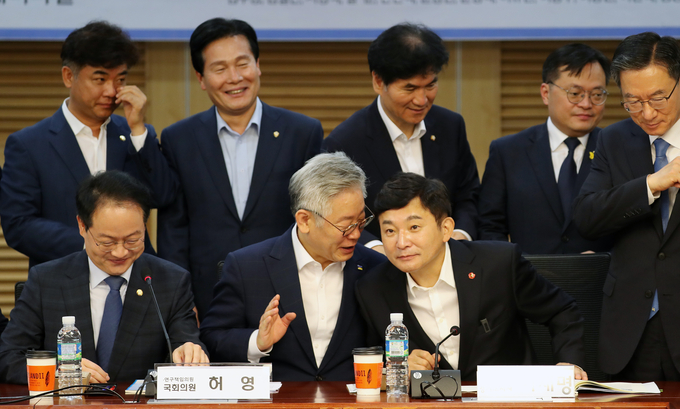 이재명 경기도지사(왼쪽)와 원희룡 제주도지사가 30일 오전 서울 여의도 국회 의원회관에서 열린 '국회 기본소득 연구포럼 창립총회 및 세미나'에서 만나 대화하고 있다. (사진=연합뉴스 제공)