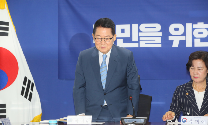 권력기관 개혁 당정청 협의에서 박지원 국정원장이 인사하고 있다.(사진=연합뉴스 제공)