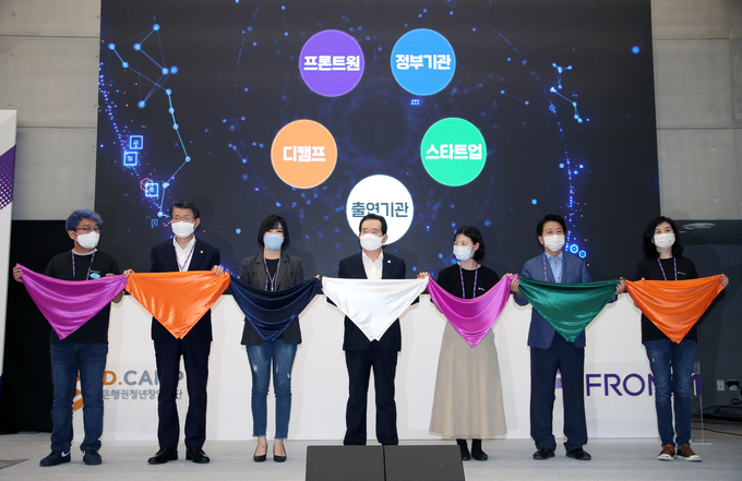 정세균 국무총리가 지난 30일 서울 마포구 프론트원(구 신용보증기금 빌딩)에서 혁신·창업기업을 지원하기 위한 종합창업지원공간(프론트1) 개관식에 참석해 세리머니를 하고 있다. (사진=연합뉴스) 