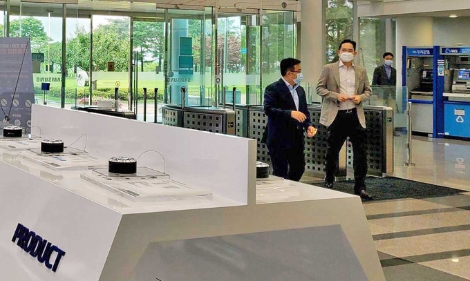 이재용 삼성전자 부회장이 30일 차세대 반도체 패키징 기술개발 전략을 점검하기 위해 충남 온양사업장을 찾아 관계자와 대화하고 있다. (사진=삼성전자)