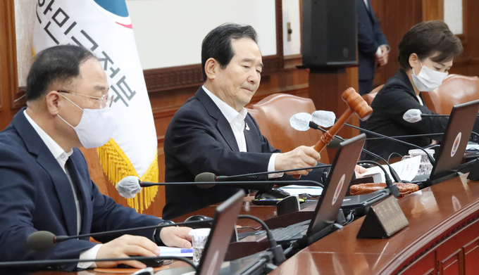 정세균 국무총리가 31일 정부서울청사에서 열린 임시 국무회의에서 의사봉을 두드리고 있다. (사진=연합뉴스 제공)