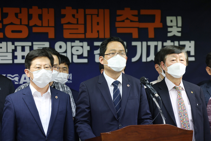 최대집 대한의사협회장과 임원진이 지난 1일 오후 서울 용산구 대한의사협회에서 '4대악 의료정책' 철폐 촉구 및 대정부 요구사항 발표를 위한 긴급 기자회견을 하고 있다. (사진=연합뉴스 제공)