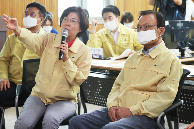 이해찬 더불어민주당 대표가 6일 김보라 안성시장으로부터 비 피해 상황을 보고받고 있다.(사진=연합뉴스 제공)