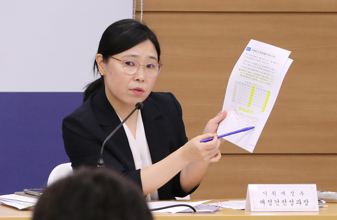 강미자 기획재정부 재정건전성과장이 11일 오전 세종시 정부세종청사에서 월간 재정동향 2020년 8월호 발간과 관련해 세부 내용을 설명하고 있다. (사진=연합뉴스)