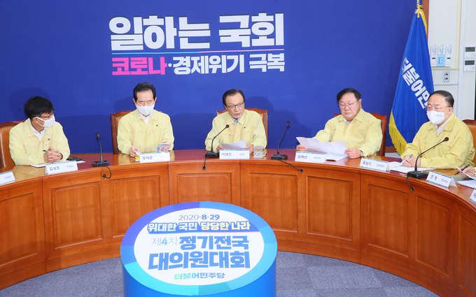 이해찬(가운데) 더불어민주당 대표가 12일 국회에서 열린 고위당정협의회에서 재난지원금 현실화 수준과 4차 추경 편성 등에 관해 발언하고 있다. (사진= 연합뉴스 제공)