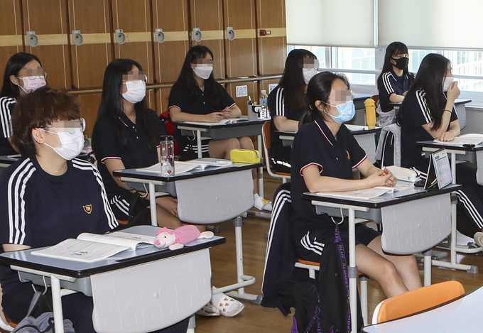 학교에서 수업을 듣고 있는 고3 수험생들.(사진=연합뉴스 제공)