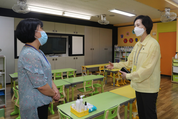 초등 돌봄 운영 현장 점검하는 유은혜 사회부총리 겸 교육부장관. (사진=연합뉴스 제공)