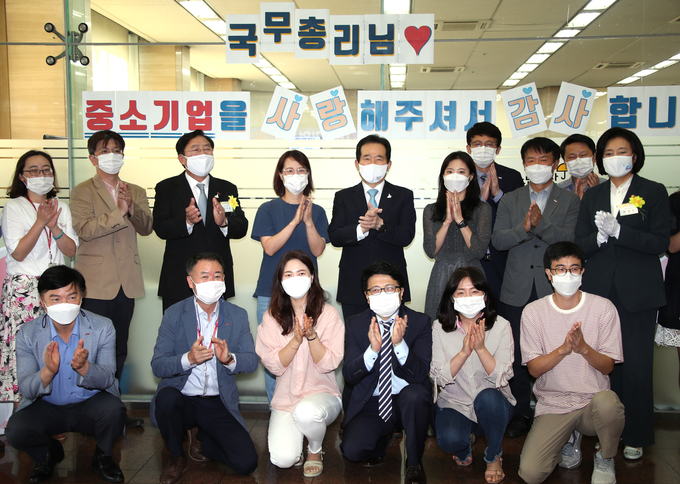 정세균 국무총리가 4일 서울 여의도 중소기업중앙회에서 열린 대한민국 중소기업인대회에 참석해 참석자들과 함께 기념촬영을 하고 있다. (사진=연합뉴스)