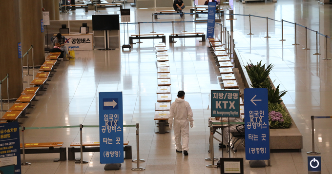 17일 인천공항 입국장이 코로나19로 한산한 모습이다. (사진=연합뉴스 제공)