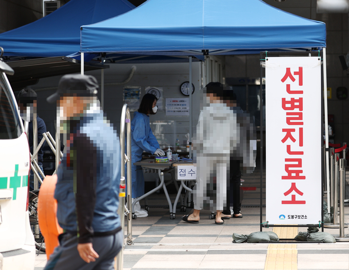 24일 서울시가 도봉구 소재 노인요양시설에서 집단감염이 발생해 관련 확진자가 15명 나왔다고 밝혔다. 이날 오전 도봉구 보건소 선별진료소를 찾은 시민들이 검사를 기다리고 있다. (사진=연합뉴스 제공)