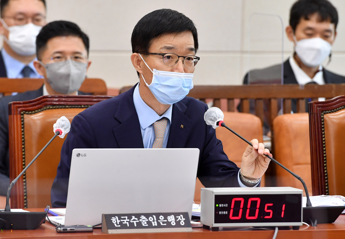 답변하는 방문규 한국수출입은행장 (사진=연합뉴스 제공)