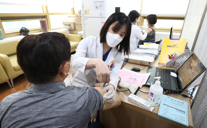 무료 인플루엔자 백신 접종 받는 어르신. (사진=연합뉴스 제공)