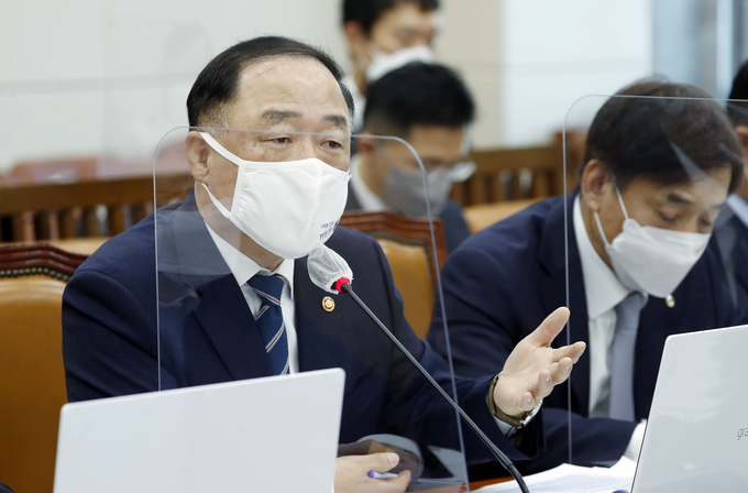답변하는 홍남기 부총리 겸 기획재정부 장관 (사진=연합뉴스 제공)