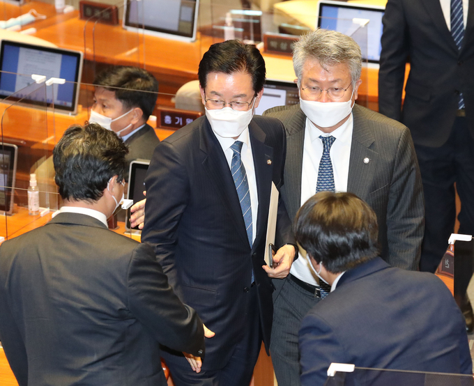 체포동의안 가결된 뒤 본회의장 나서는 정정순 의원 (사진=연합뉴스)