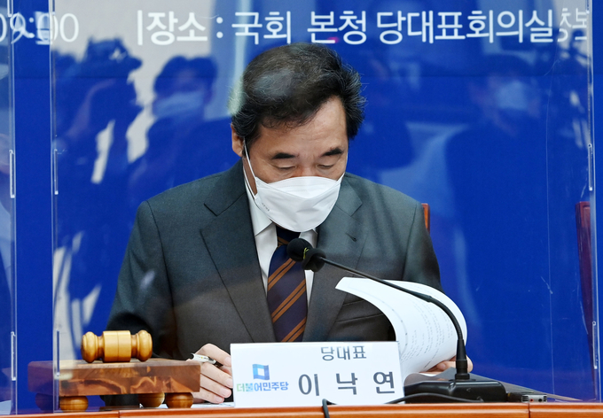 회의록 살피는 이낙연 더불어민주당 대표(사진=연합뉴스)