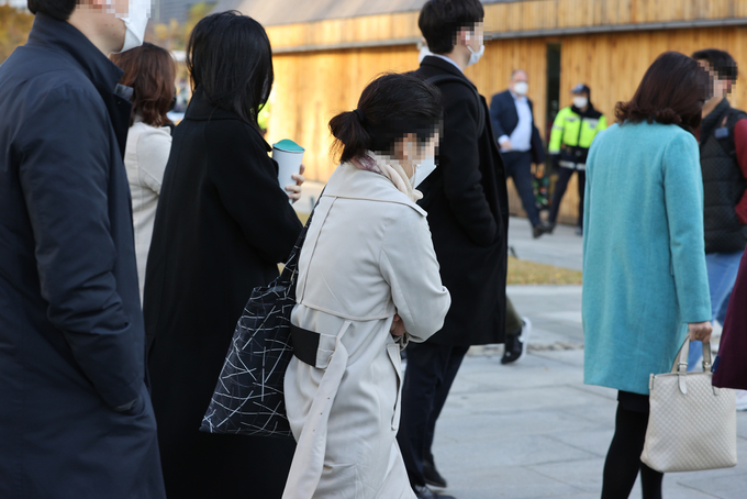 아침 기온이 5도 이하로 추운 날씨를 보인 3일 오전 시민들이 발걸음을 재촉하고 있다. (사진=연합뉴스 제공)