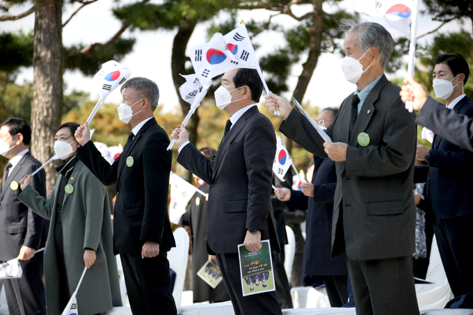 학생독립운동 기념식서 기념노래 제창하는 가운데 정세균 총리(사진=연합뉴스)
