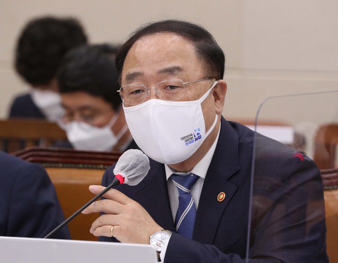 답변하는 홍남기 부총리 (사진=연합뉴스 제공)