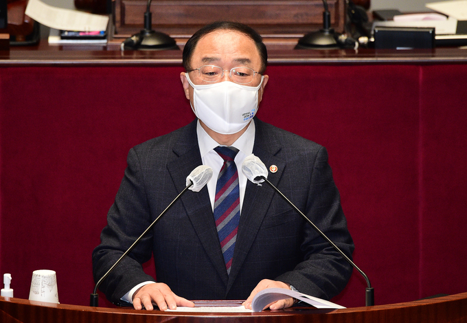 2021년도 예산안 제안설명하는 홍남기 부총리(사진=연합뉴스)