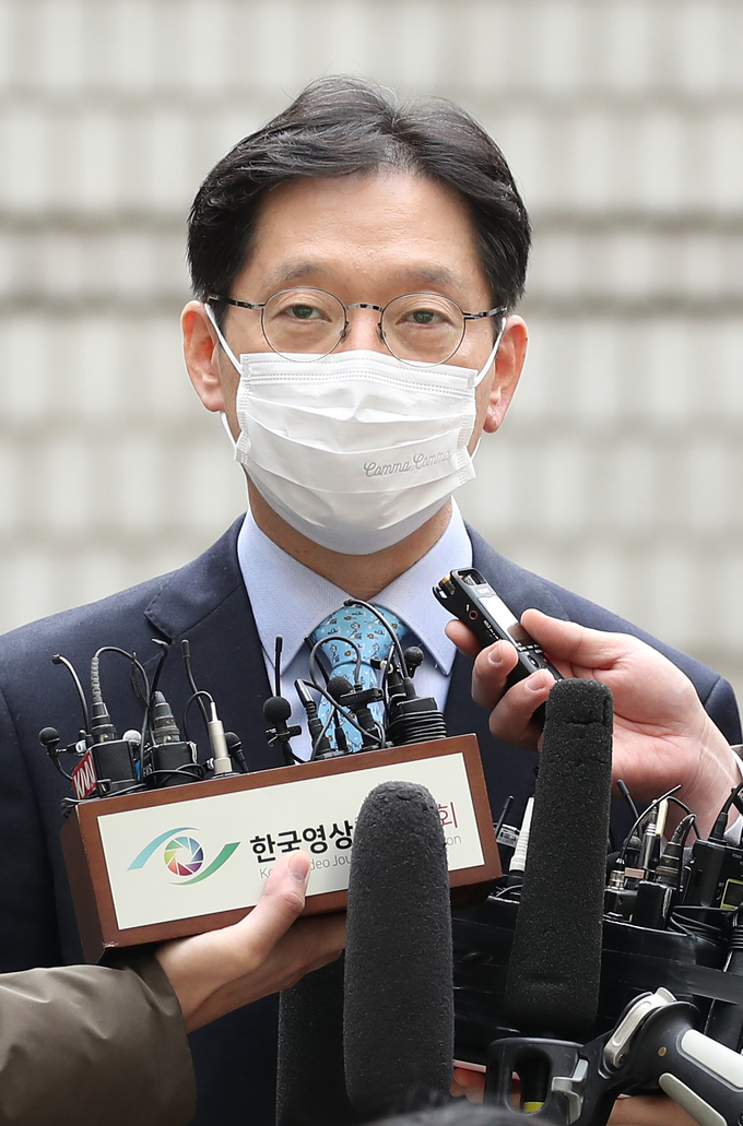 댓글 여론조작 혐의로 1심에서 유죄를 선고받은 김경수 경남지사가 6일 서울 서초구 서울고등법원에서 열리는 항소심 선고공판에 출석하기 위해 법원으로 향하는 도중 취재진 질문에 답하고 있다. (사진=연합뉴스 제공)