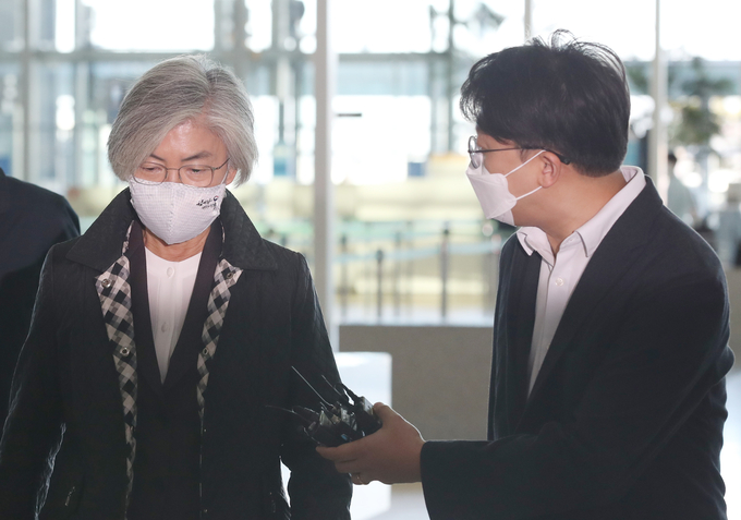 한미 현안 협의와 미국 대선 이후 동향 파악을 위해 미국을 방문하는 강경화 외교부 장관이 8일 오전 인천공항에서 출국장으로 이동하고 있다.(연합뮤스)