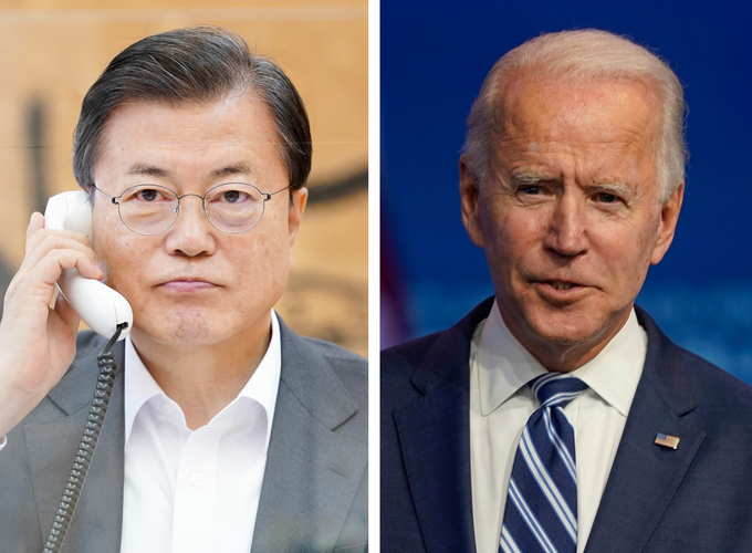 문재인 대통령이 12일 오전 청와대 관저 접견실에서 조 바이든 미국 대통령 당선인과 첫 전화 통화를 하고 있다.(사진=연합뉴스)