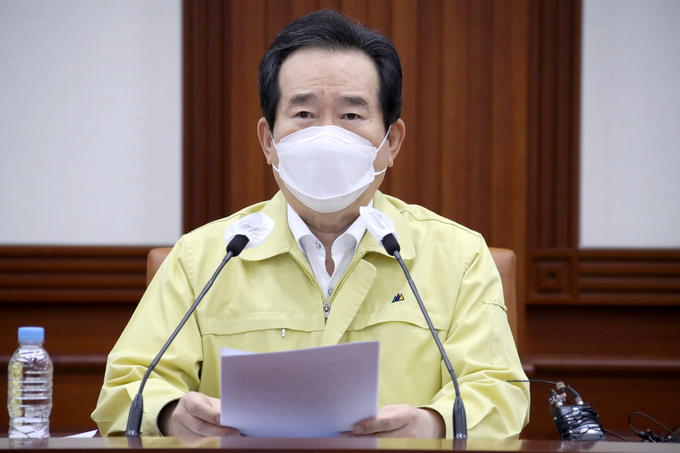 '사회적 거리두기' 1.5단계 격상 논의 중대본 회의 주재하는 정세균 총리 (사진 = 연합뉴스 제공)