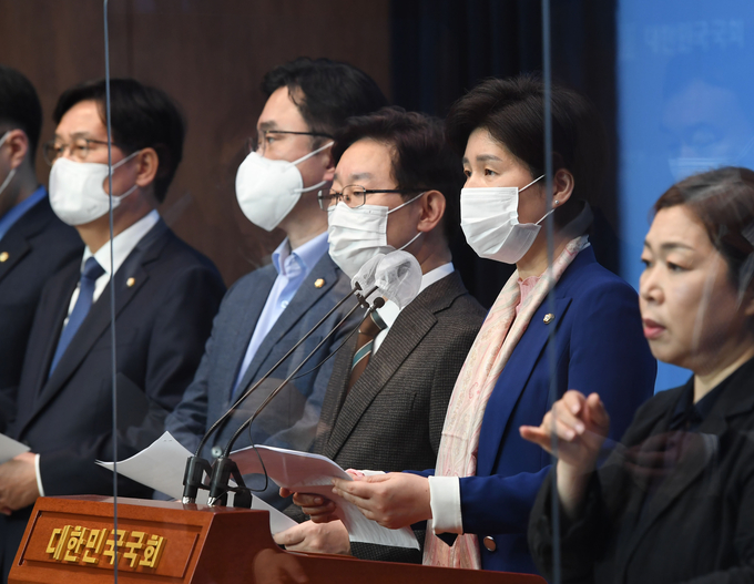 회 법제사법위원회 더불어민주당 백혜련 간사와 법사위원들이 19일 오전 서울 여의도 국회 소통관에서 공수처장 후보 추천 무산 관련 기자회견을 하고 있다.(사진=연합뉴스)